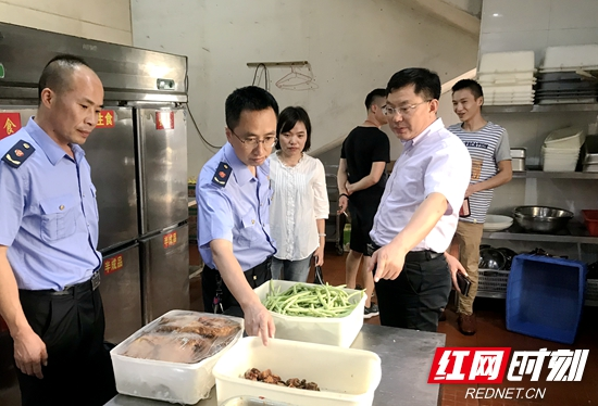 武陵源：秦进廷带队开展创卫食品安全工作督查