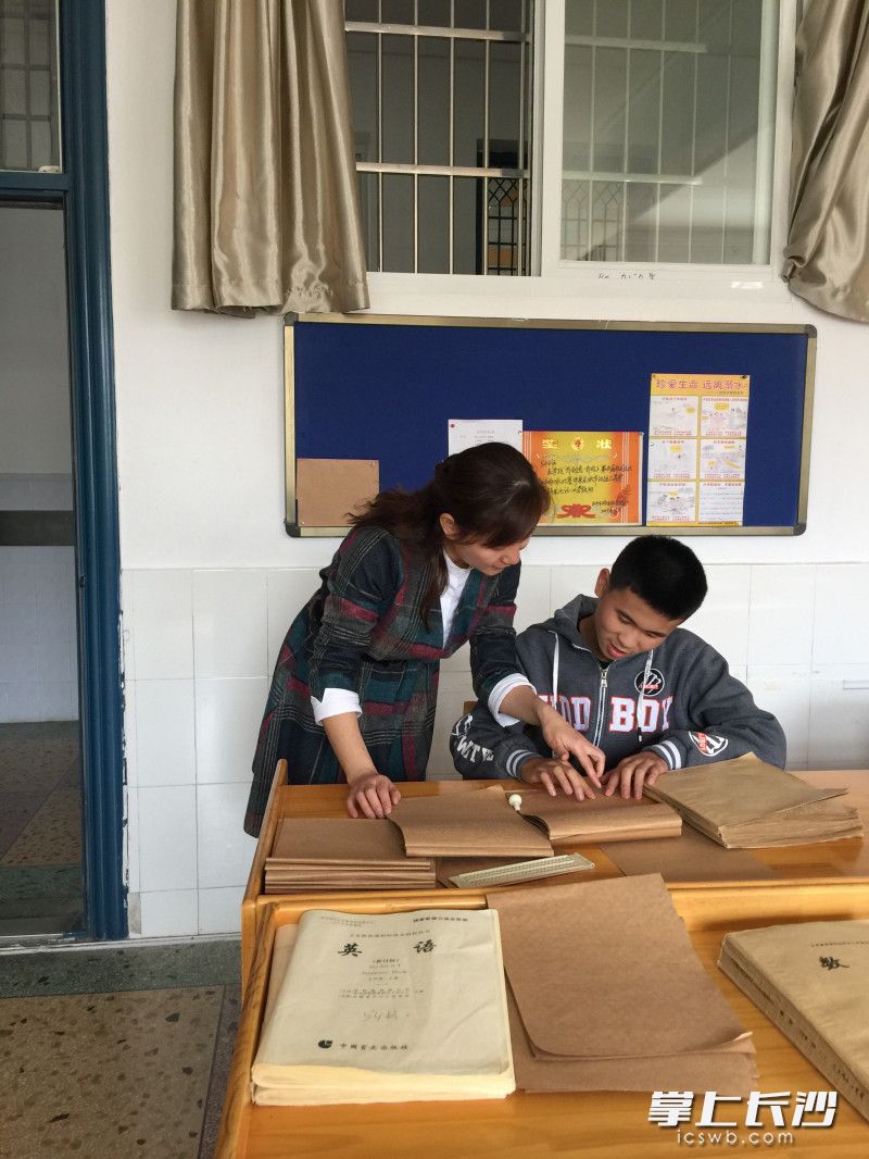 王奇志正在一对一的辅导盲童阅读。 王奇志正在一对一的辅导盲童阅读。