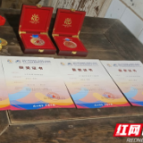 “白化”少女水中逐梦 身残志坚载誉归来