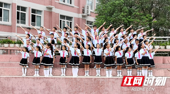 张家界崇实小学南校举行“一路有你、师恩难忘”感恩教育活动