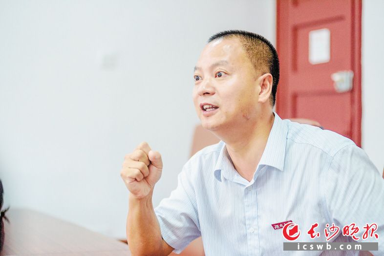 　　任教20多年的龙兵获得全国模范教师等多项荣誉称号。　　长沙晚报全媒体记者 陈飞 摄