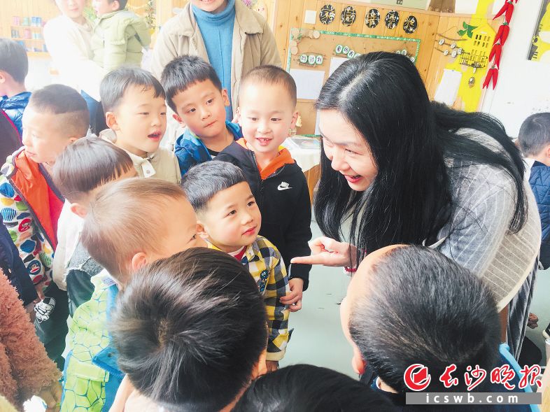 　　王霰老师和孩子们在一起。受访者供图