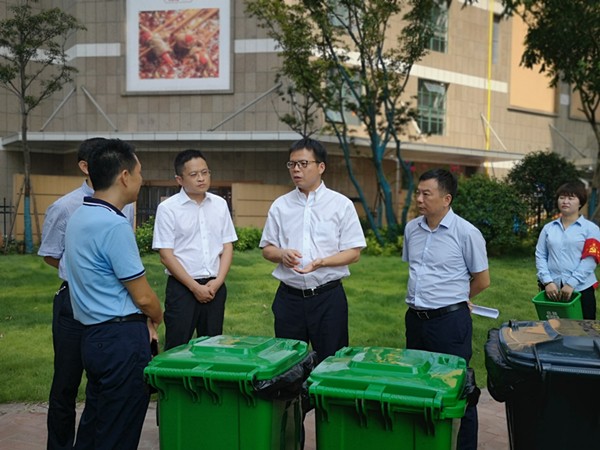 区领导上门宣传.jpg