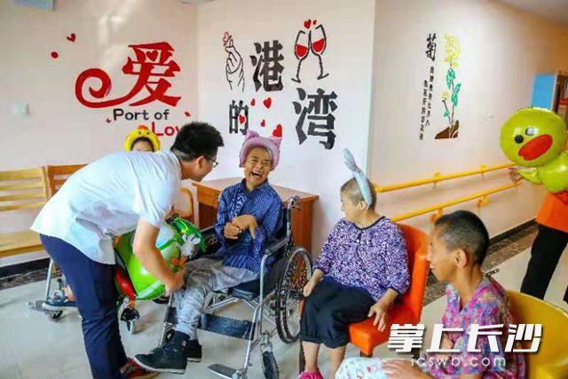 来到“新家”的老人们,得到了护理人员的精心照顾。 资料图片 来到“新家”的老人们,得到了护理人员的精心照顾。 资料图片