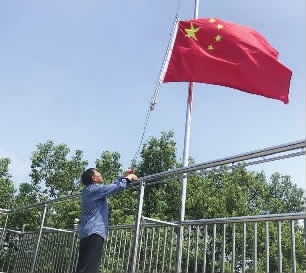 在自家楼顶建旗台 7旬老人21年升国旗唱国歌