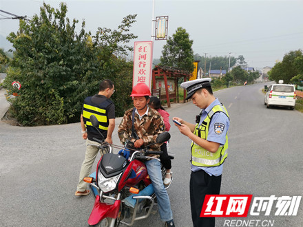 永定区天门山镇义务巡逻 为安全行车保驾护航
