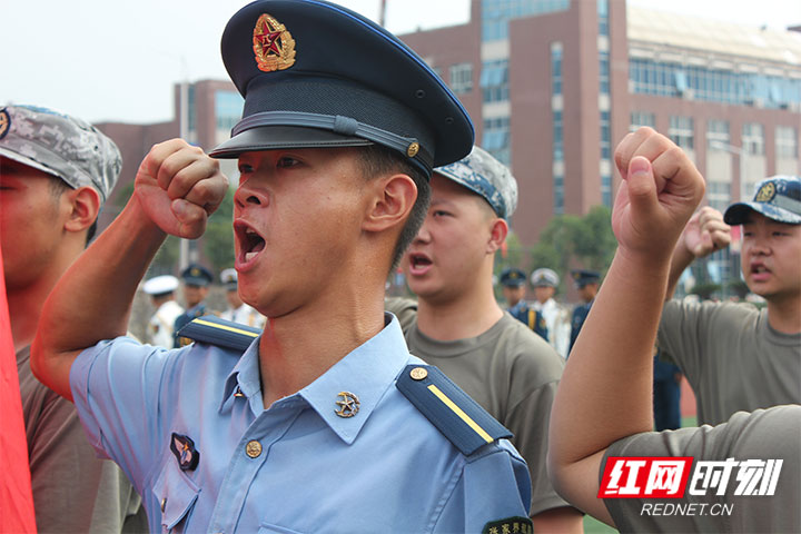 张家界航院万名学生青春告白祖国