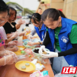 月饼DIY喜迎中秋 社区上演“欢乐颂”