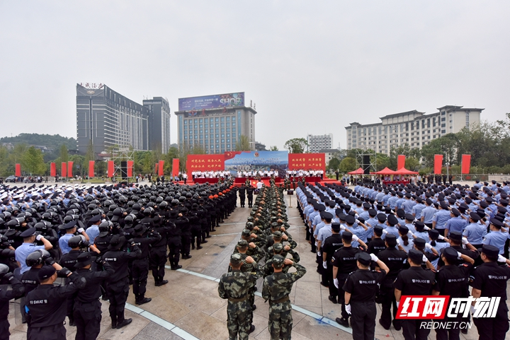 张家界市开展“践行新使命、忠诚保大庆”实兵演练暨新中国成立70周年誓师大会