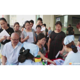 十年，县卫健系统工作人员每年这天都会撸起袖子……