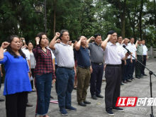 花垣县委常委班子到塔卧接受革命传统教育