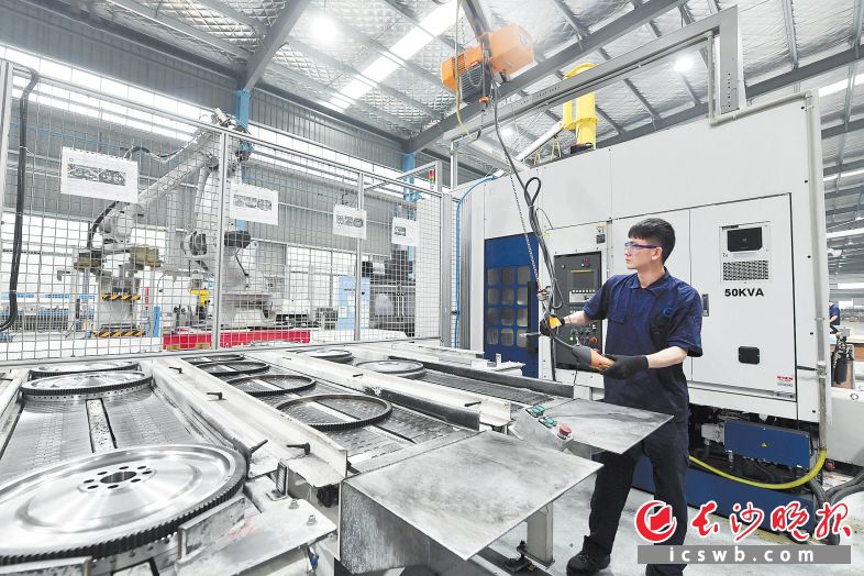 　　长沙制造业纷纷走上质量效益型发展之路。图为长沙飞斯特机械制造有限公司的智能化和自动化生产线。　　王志伟 摄