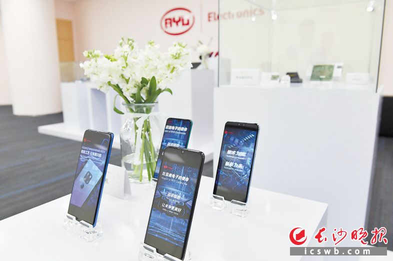 　　长沙智能终端产业园内，比亚迪电子产品华为手机首批产品下线。
