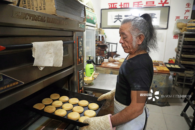 2018年9月21日，郑州，中秋将至，店里的客人愈发增多，手工制作的月饼产量有限，不到下班时间，柜台里的老式月饼已一扫而光。老卫就是这么“执拗”，手工的速度完全跟不上顾客需求，但他坚决不用机械化量产，做多做少完全看心情，谁也左右不了他。