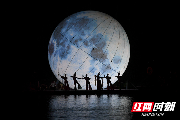 2019年9月10日晚，一场湖面月亮“剪影秀”在长沙石燕湖上演，众多表演者在直径3米的巨型月亮模型前翩翩起舞，以此让观众提前感受中秋节日气氛。