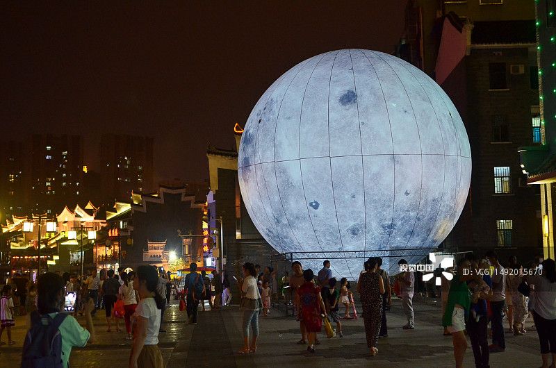 2016年9月14日晚，市民漫步在湖南郴州市苏仙区裕后古街，别致的人造月亮营造出浪漫的中秋佳节氛围，吸引市民纷纷驻足欣赏留影。最大的“月亮”直径达12米。