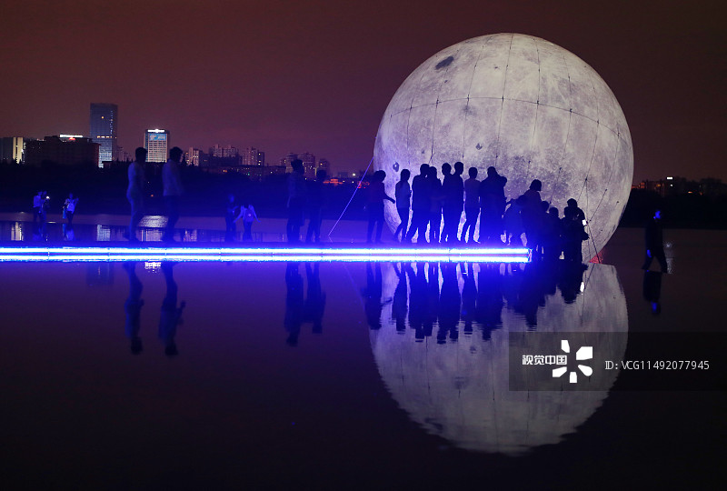 2016年9月15日，云南省昆明市，大观公园中秋夜色流光溢彩、美不胜收，运用高科技光影艺术打造的“夜光公园”，为春城市民呈现出绚烂璀璨的视觉盛宴。巨大的月亮光影水景营造了美轮美奂的中秋夜色。