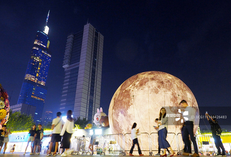 2018年9月22日晚，南京，鼓楼凯瑟琳广场“升起”一轮直径达十米的“超级月亮”，吸引众多市民与游客与大月亮同框，营造出月圆人团圆的中秋佳节氛围。
