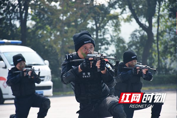 红网时刻益阳9月12日讯（记者 钟浩 刘志雄）9月12日，益阳举行全市公安机关反恐安保实战演练暨巡特警比武。图为正在演练枪战术的特警。