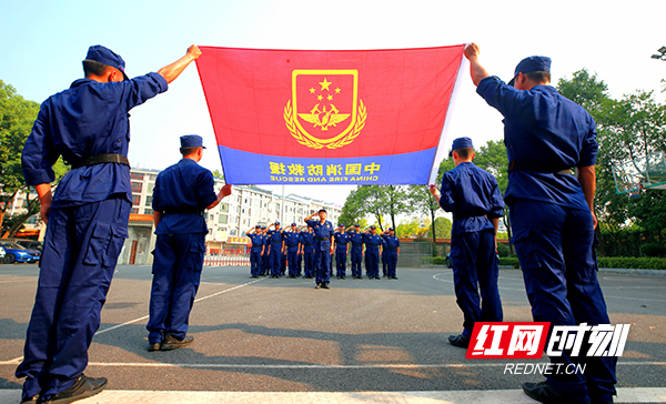 红网时刻衡阳9月12日讯（通讯员 缪雯）9月12日上午，南岳区消防救援大队举行向队旗宣誓仪式。
上午9时，全体官兵身着戎装、高举右手，面向庄严的国家综合性消防救援队伍队旗宣读誓言，对即将到来的中秋、国庆双节期间的消防工作，作出承诺和保证。