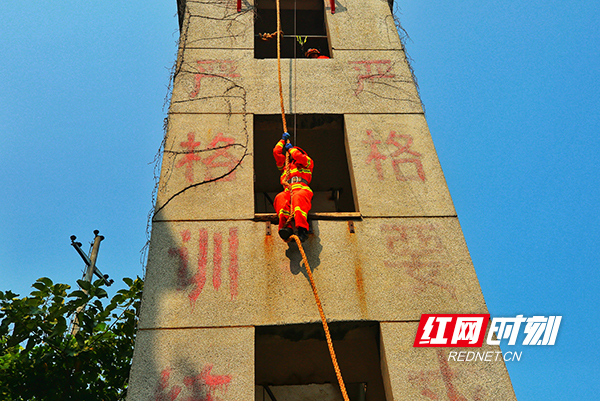 红网时刻衡阳9月12日讯（通讯员 缪雯）9月12日上午，南岳区消防救援大队举行向队旗宣誓仪式。
上午9时，全体官兵身着戎装、高举右手，面向庄严的国家综合性消防救援队伍队旗宣读誓言，对即将到来的中秋、国庆双节期间的消防工作，作出承诺和保证。