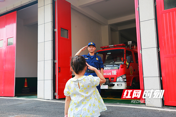 红网时刻衡阳9月12日讯（通讯员 缪雯）9月12日上午，南岳区消防救援大队举行向队旗宣誓仪式。
上午9时，全体官兵身着戎装、高举右手，面向庄严的国家综合性消防救援队伍队旗宣读誓言，对即将到来的中秋、国庆双节期间的消防工作，作出承诺和保证。