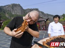 巨型“辣条月饼”吃过吗？ 游客平江石牛寨大快朵颐