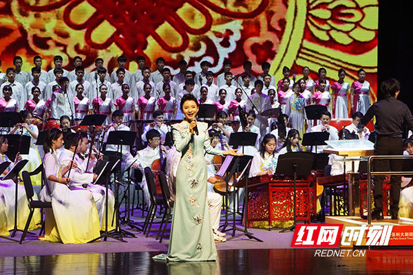 株洲市第一中学带来女声与乐队《越来越好》、合唱与乐队《歌唱祖国》。