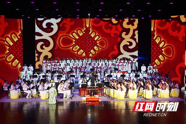 株洲市第一中学带来女声与乐队《越来越好》、合唱与乐队《歌唱祖国》。