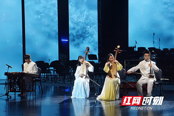 株洲市一中民乐组合带来《雪落下的声音》。