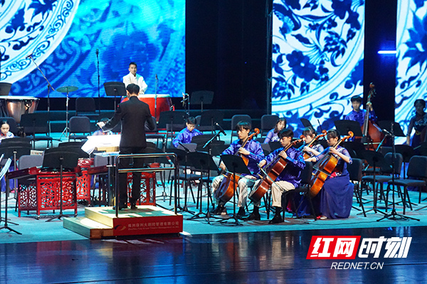 株洲市第四中学带来民乐合奏《九州同》、《我和我的祖国》。