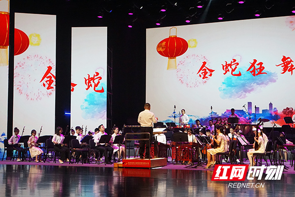 梨花开，春带雨，梨花落春入泥，天生丽质难自弃，长恨一曲千古迷。株洲市荷塘外国语学校带来民乐合奏《梨花颂》、《金蛇狂舞》。