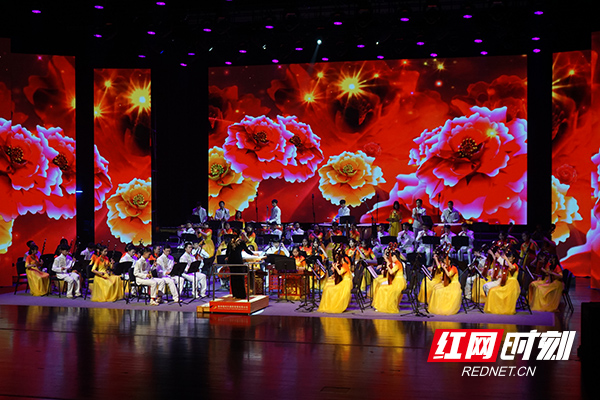 株洲市一中“建宁国韵”民乐团带来的民乐合奏《北京喜讯到边寨》拉开展演序幕。