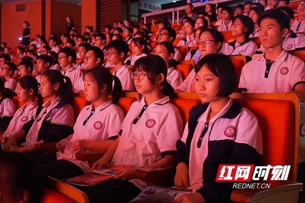 学生们聚精会神欣赏演出。