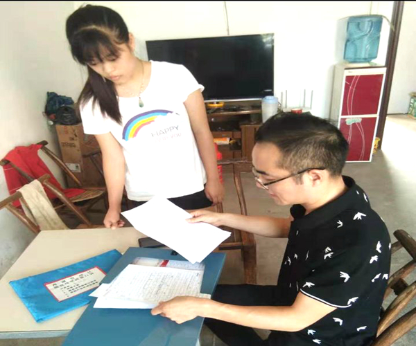 1常德西湖卫健系统扶贫干部现场调查贫困户家庭收入与支出情况。.jpg 1常德西湖卫健系统扶贫干部现场调查贫困户家庭收入与支出情况。.jpg