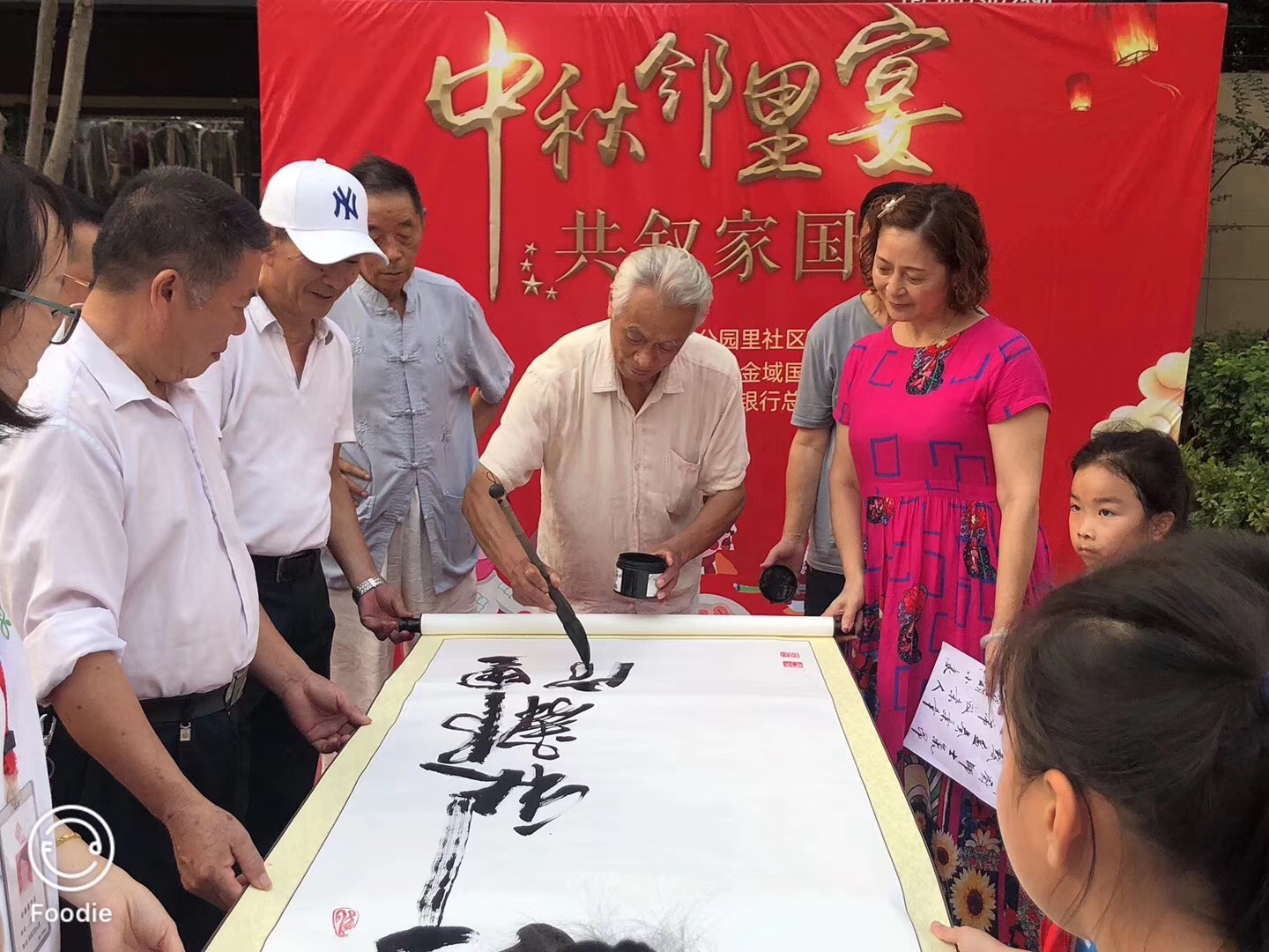 书法爱好者陈楚强现场挥毫.jpg