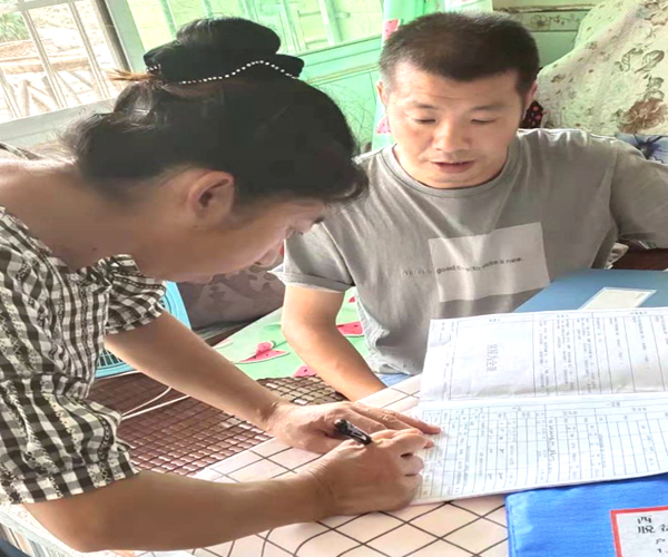 2建档立卡贫困户对象正在对政策落实“回头看”入户核查表进行审核签字.jpg 2建档立卡贫困户对象正在对政策落实“回头看”入户核查表进行审核签字.jpg