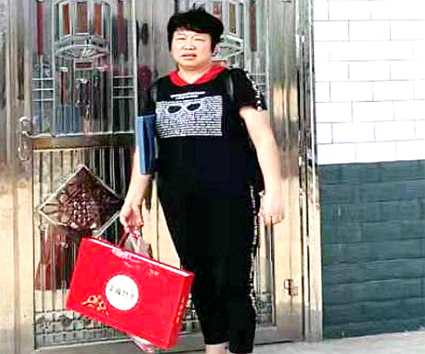 3帮扶干部提着中秋节日礼物在特困对象家门口等候。.jpg 3帮扶干部提着中秋节日礼物在特困对象家门口等候。.jpg