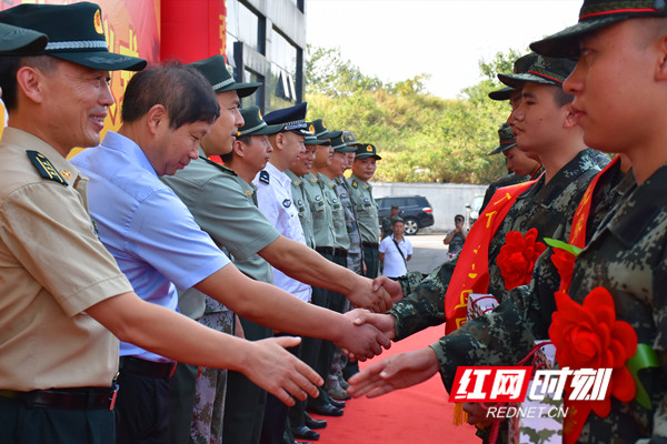 向新兵赠送学习大礼包。.jpg