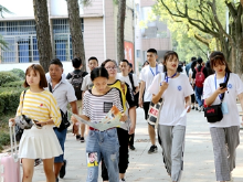 今天，谁陪你来上大学