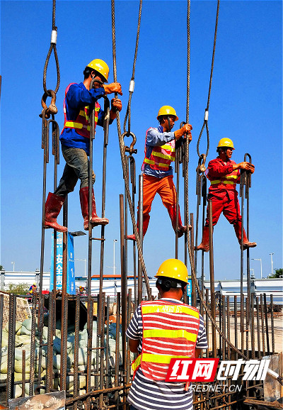 踩高跷的建设者——新型产业工人踩在钢筋上劳作_meitu_14.jpg