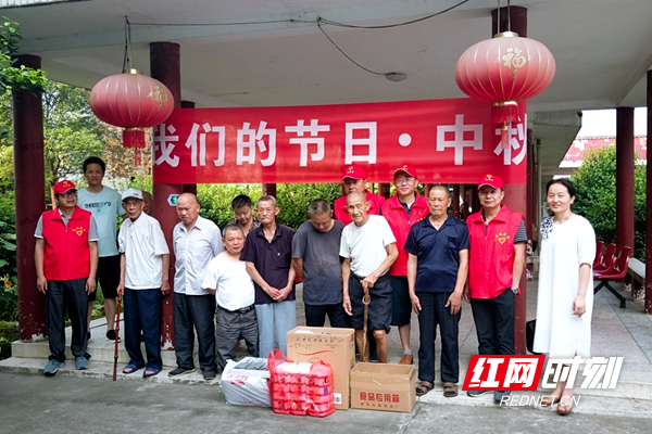1李韶庭（右二）看望孤寡老人。.png