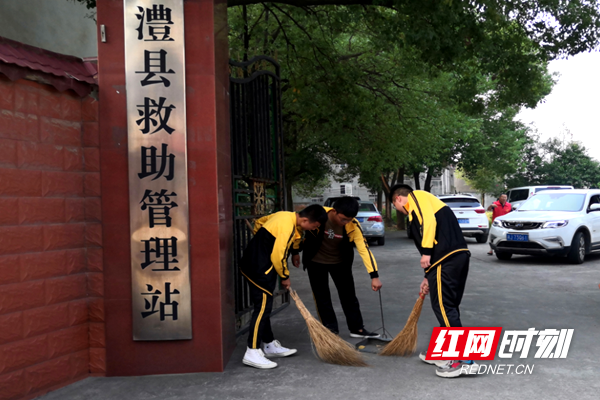 3学生志愿者打扫卫生.png