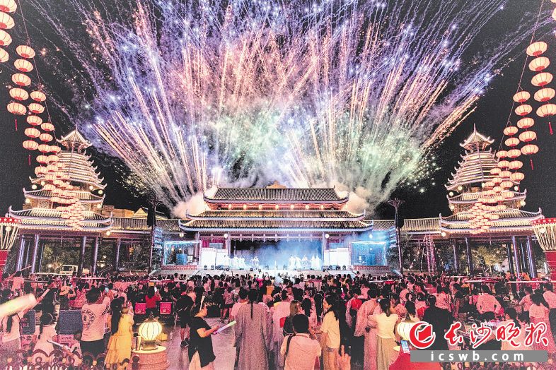 　　9月15日晚，在长沙方特景区，浪漫烟花令人如痴如醉。全媒体记者 张禹 通讯员 肖玉泉 刘石江 摄影报道