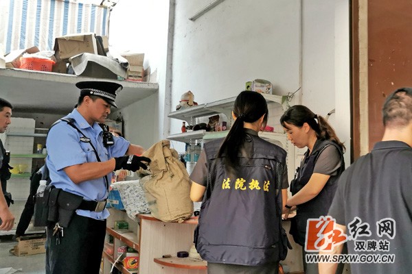 图3干警清点并登记门面内物品.jpg