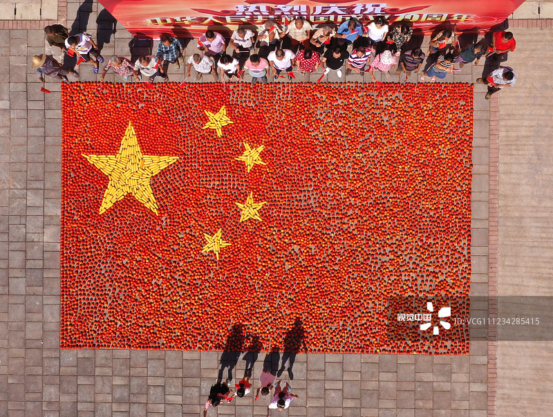 2019年8月16日，四川成都，简阳市平窝乡火烧庙村村民用自己种的西红柿和玉米摆出一面长9米宽6米的国旗，表达对祖国的热爱和美好祝福。