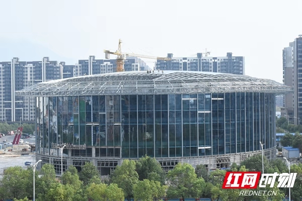 记者了解到，篮球馆地下二层为停车场，设有600余个停车位；地上一层为大厅和比赛场地；二层、三层为观众看台，设置4600多个座位，最多可容纳观众5000名；四层、五层设为运动员的公寓和办公室等。