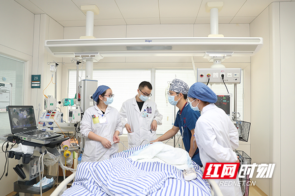 14 医生正在给病人做b超检查，对病人病情进行评估。摄影 陈杰.jpg