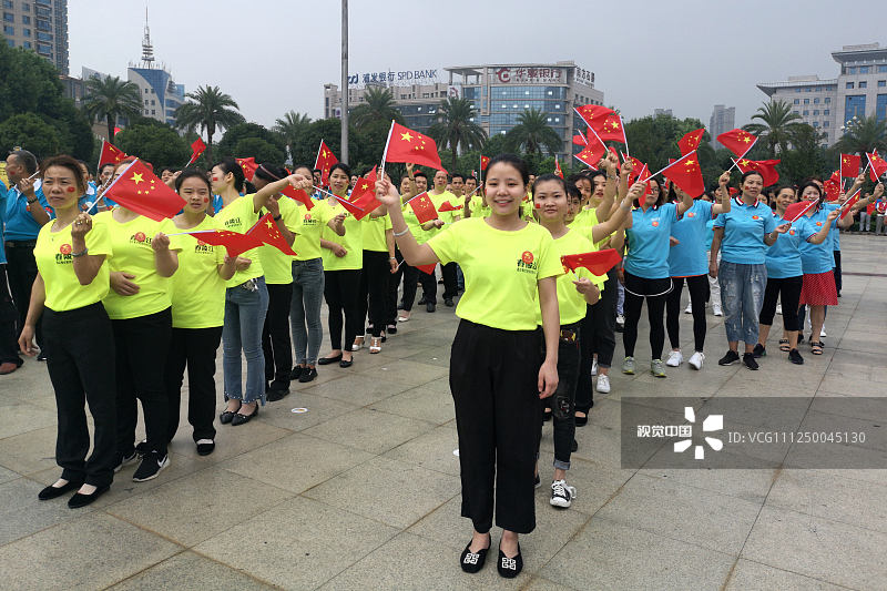 2019年9月18日，在湖南郴州五岭广场，志愿者高唱歌曲《我和我的祖国》。