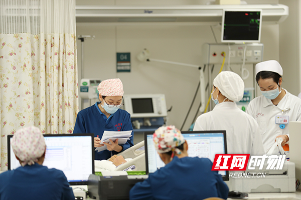 1 早上8点，医护人员为查房做好准备工作。记者 陈杰 摄.jpg